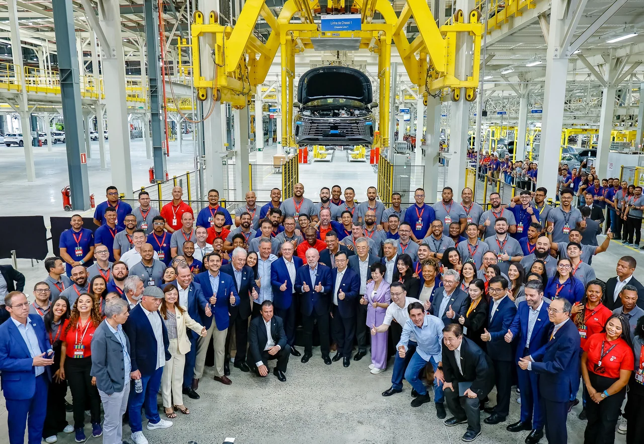 Presidente Luiz Inácio Lula da Silva e trabalhadores na linha de montagem da BYD em Camaçari durante visita de 9 de outubro de 2025.