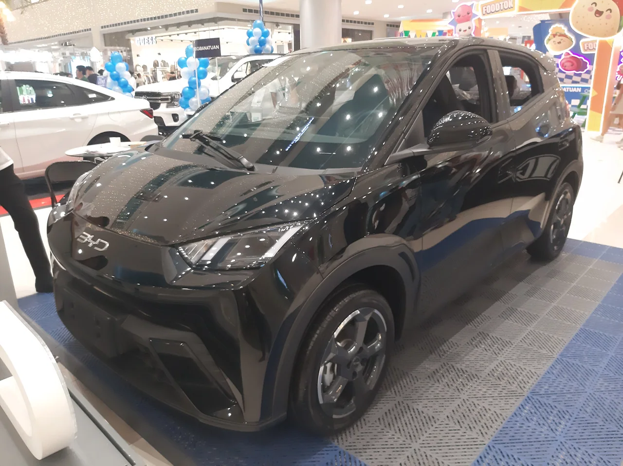 Automóvil BYD Seagull negro, eléctrico de batería, exhibido en un centro comercial de Cabanatuan, Filipinas; fotografía de archivo del 11 de septiembre de 2026.