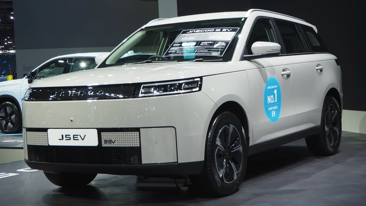 White Jaecoo J5 EV Max+ displayed at Impact Challenger Hall in Nonthaburi, Thailand, on 29 March 2026. Thailand-market model file photo; not the Australian Uber-offer vehicle.