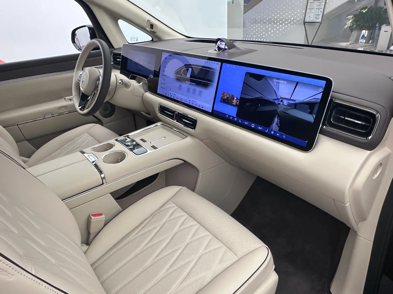 Interior of a China-market Luxeed V9, identified by its Commons file page as the Luxeed V9; archive image, not a confirmed New Zealand export specification.