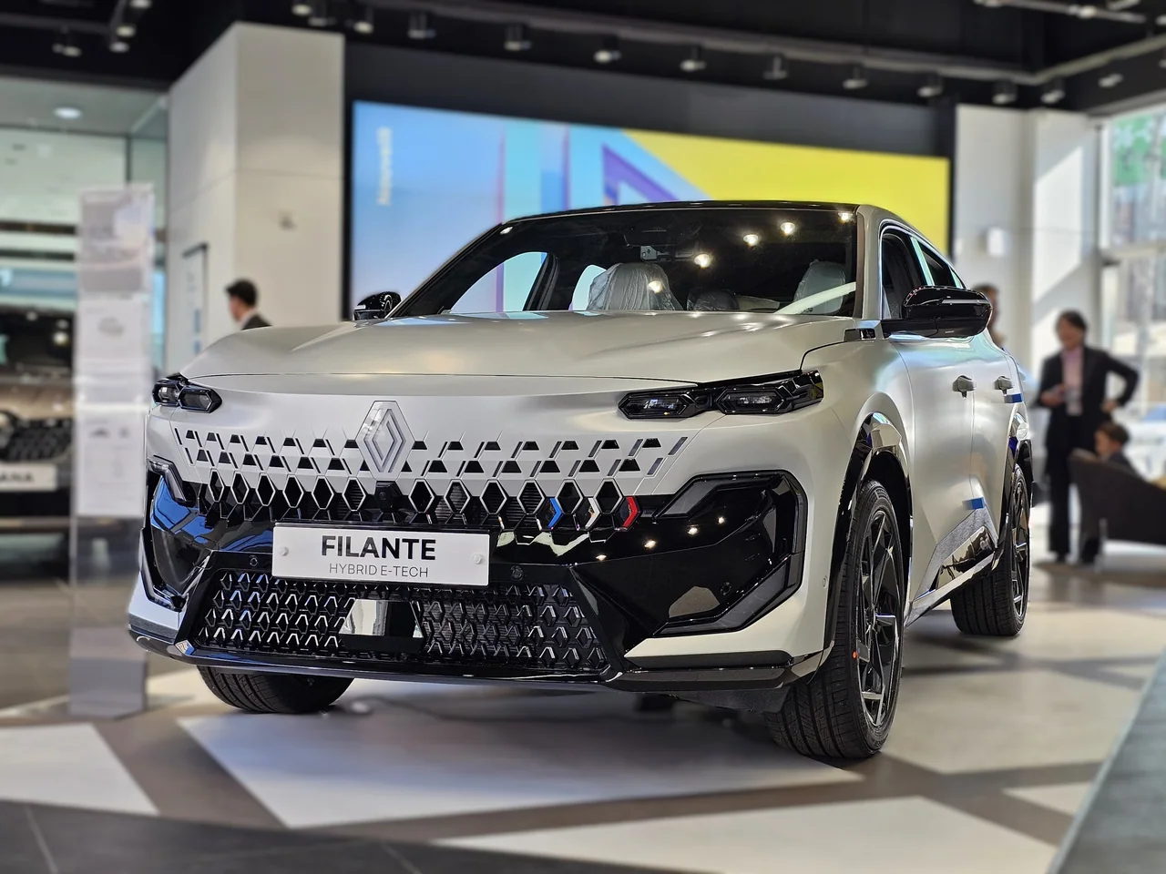 Archivo, Corea del Sur, 7 de febrero de 2026: Renault Filante Hybrid E-Tech Esprit Alpine blanco en la vitrina de Renault Korea en Ilsan; no corresponde al lanzamiento colombiano.