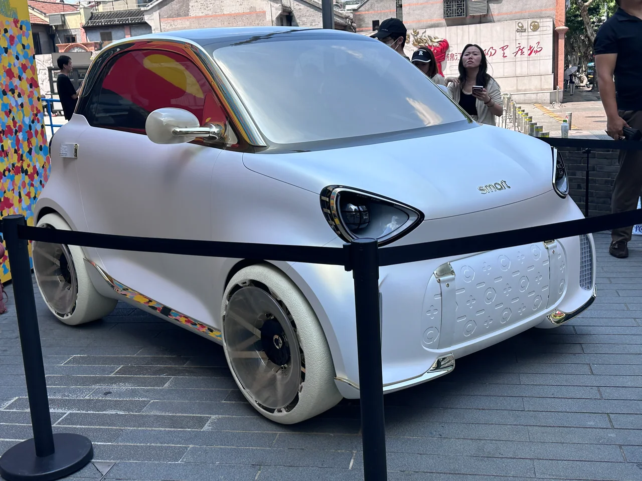 Prototipo conceptual smart #2 blanco expuesto detrás de una barrera, fotografiado el 1 de agosto de 2026.